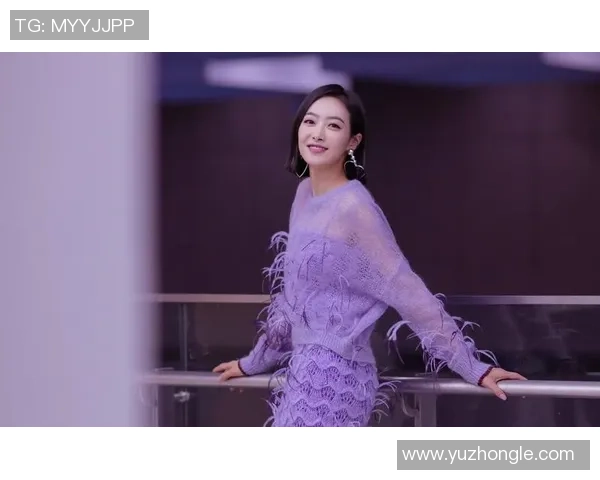 紫色球衣下的足球明星们如何在赛场上展现独特风采与魅力